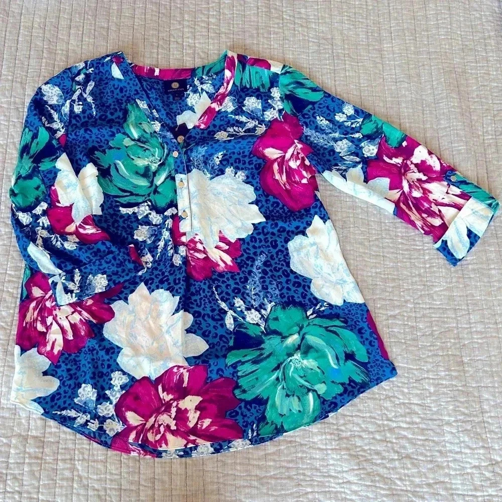🌺💙NWT JM Collections by Macy’s Floral Printed Cuffed-Sleeve Blouse- size small
